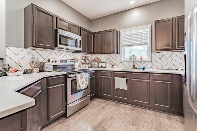 Building Photo - 3-Bedroom Townhome with Garage in Holly Ridge