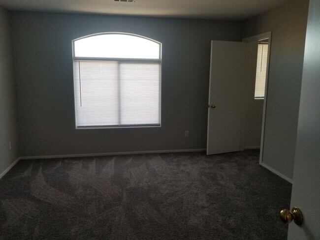 Building Photo - 4 Bedroom Single Family!!
