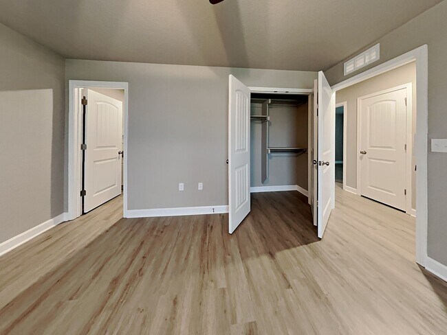 Building Photo - Charming 3Beds, 2Bath Home in Blue Springs with Garage Parking