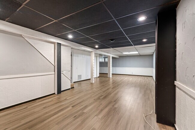 Building Photo - 2406 Village Glen Ct