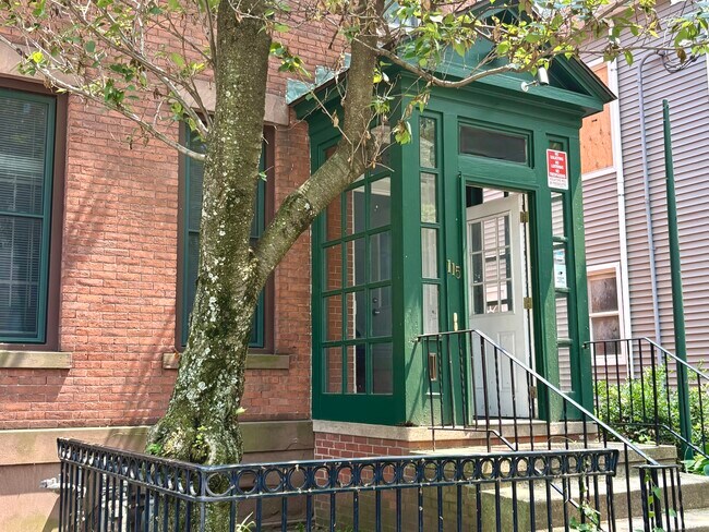 Primary Photo - 115 Howe St