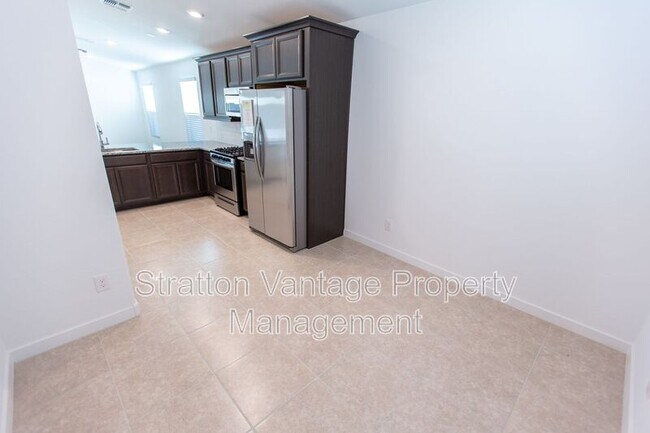 Building Photo - 305 Pinnacle Ridge Dr