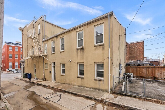 Building Photo - 2022 E Baltimore St