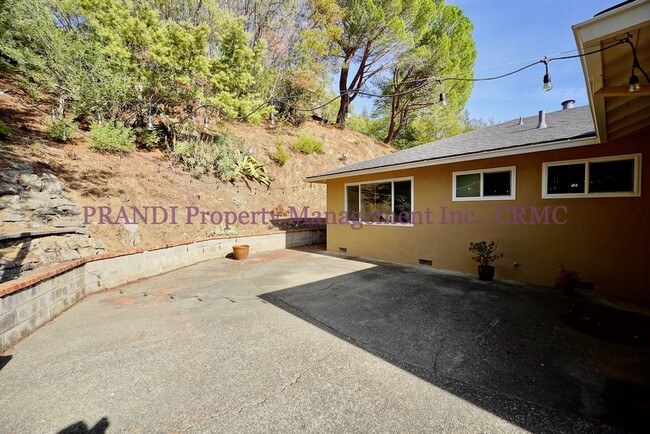 Building Photo - Available Now! 3 Bedroom Kentfield home.