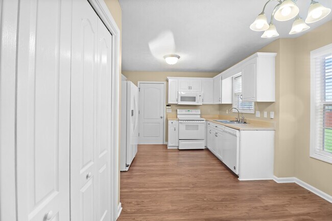 Building Photo - 3368 Marrast Dr
