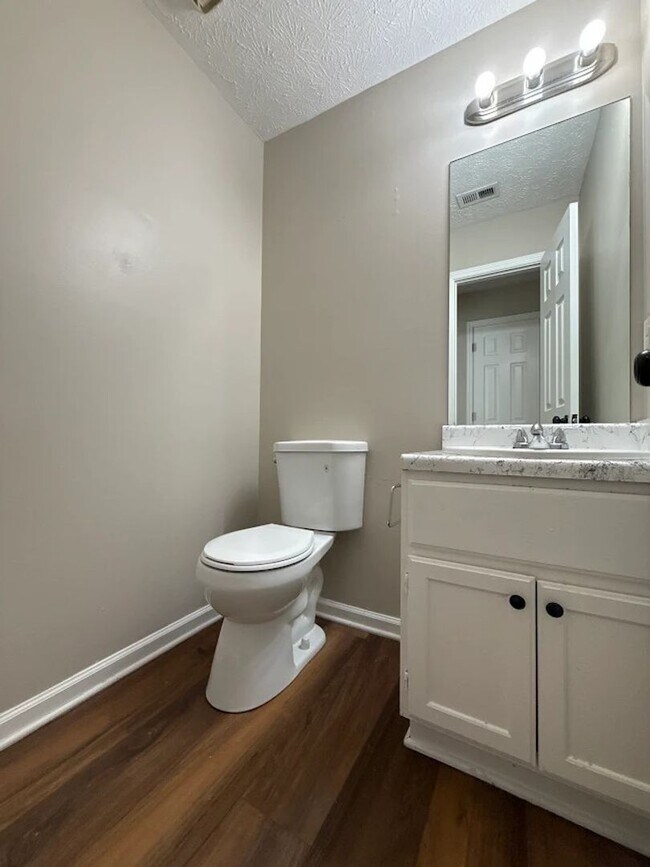 Building Photo - Beautiful 4 Bedroom Lithonia Home!