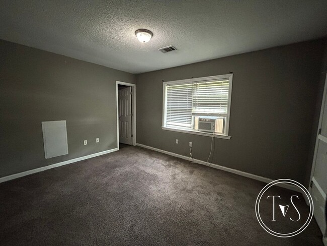 Building Photo - 982 White Cir