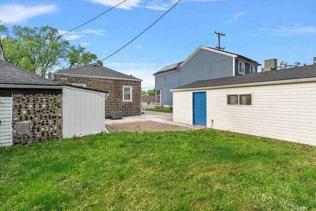 Building Photo - 39 W Elza Ave