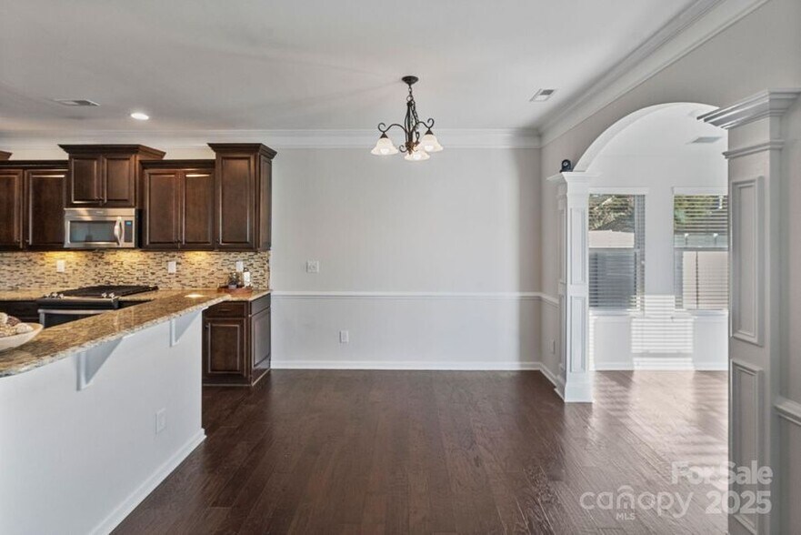 Building Photo - 2076 Waverly Ct