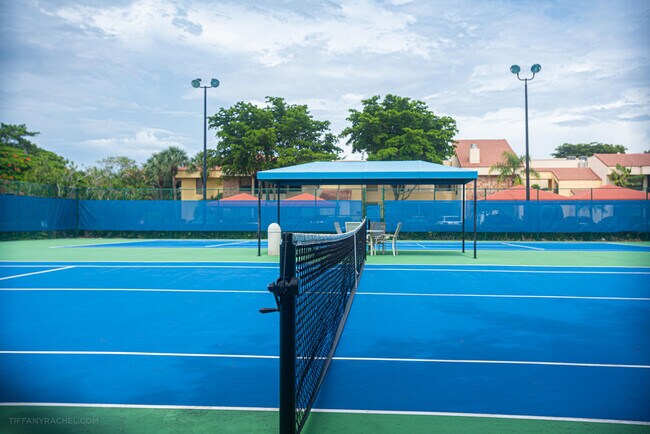 Building Photo - 7535 La Paz Blvd