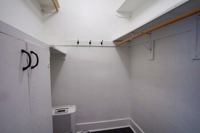 Building Photo - Enjoy Modern Convenience w/Vintage Charm + Complimentary Laundry!