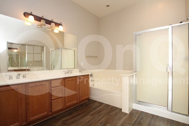 Building Photo - 2039 W Olive Way