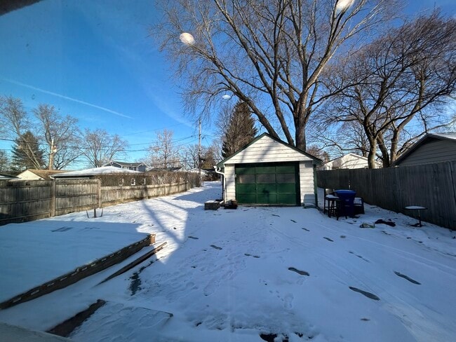 Building Photo - 807 Elm Ave