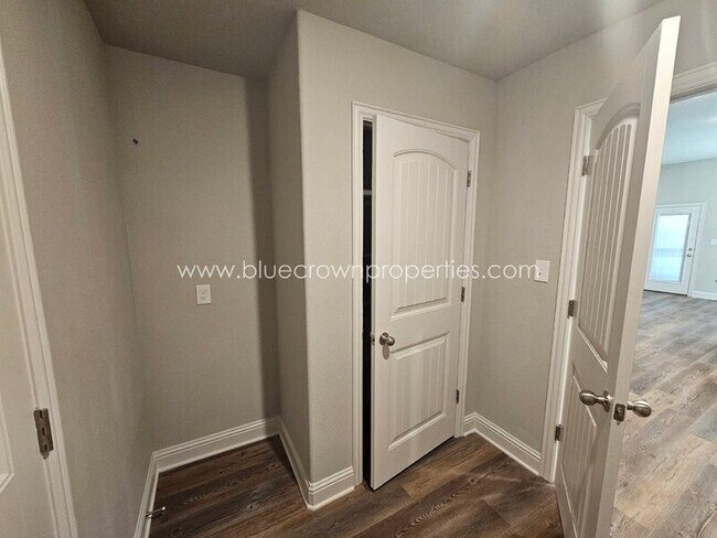 Building Photo - 2903 Tulip Dr