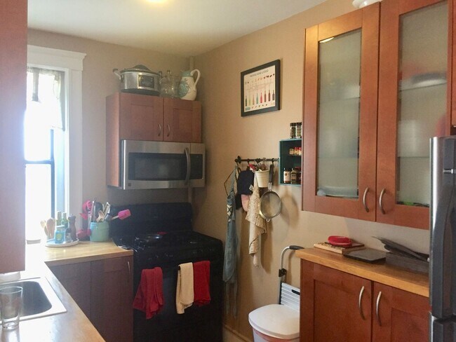 Building Photo - WOW!!!  NICE BRIGHTON 2 BED NEAR CLEVELAND CIRCLE