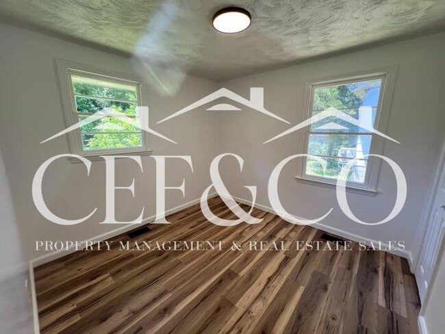 Building Photo - 2 bedroom now available in the City of Spartanburg!