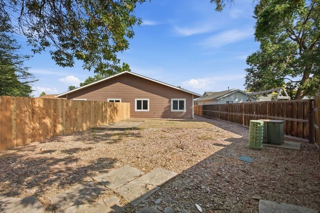 Building Photo - 1201 Raven Pl