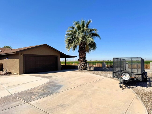 Building Photo - 3 BEDROOM HOME IN TIERRA MESA!