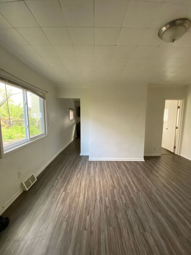 Building Photo - AVAILABLE AUGUST 2026 - 1 Bedroom Home w/ Spacious Living!