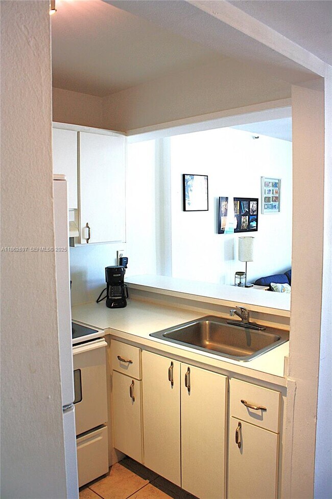 Building Photo - 1035 West Ave