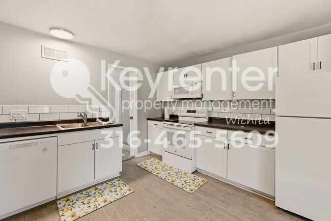 Building Photo - Cute 1 bedroom guesthouse in a great neighborhood, close to Wesley Hospital and local restaurants!