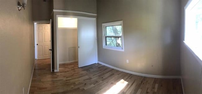 Building Photo - 208 Cherry Ln