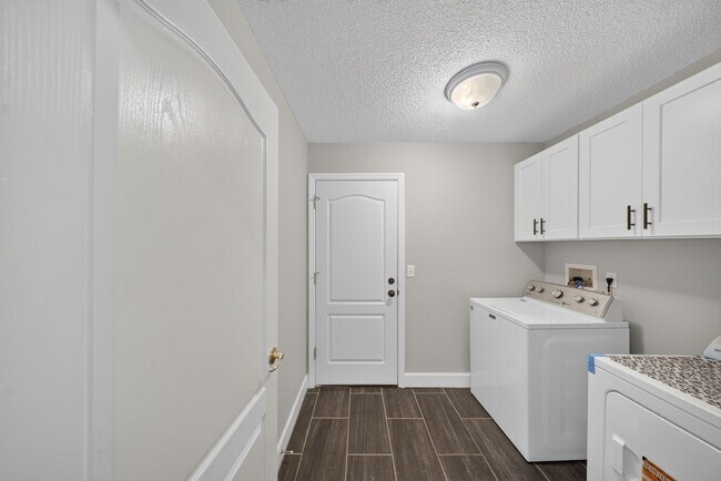 Building Photo - Renovated Brick Home in Gated Community