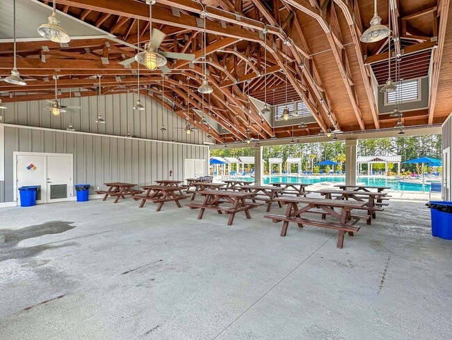 Building Photo - 3 Bedroom 2.5 Bath Located in Pine Hills i...