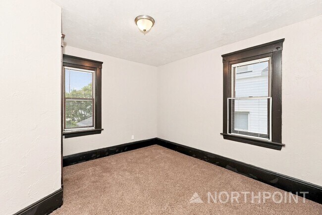 Building Photo - 10911 Hathaway Ave