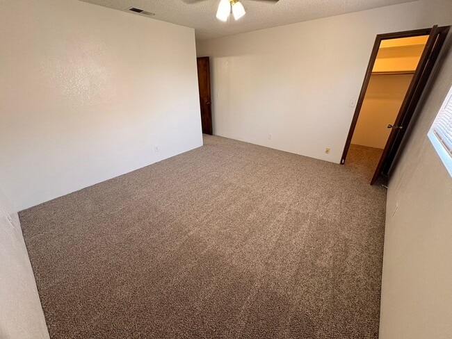 Building Photo - Nice 2 bedroom, 2 bathroom home for Rent in North Visalia.