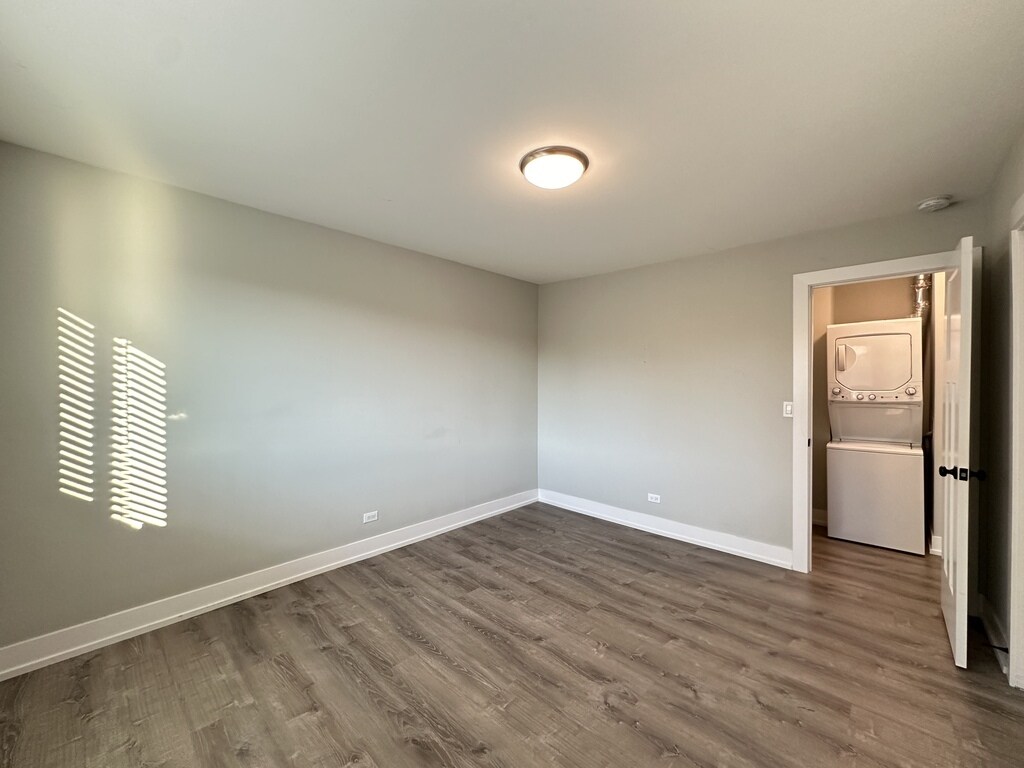Building Photo - 533 W Surf St