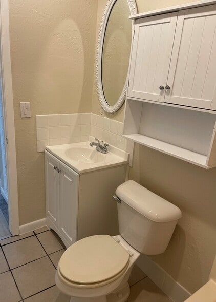Bathroom - 819 E Lindsey St