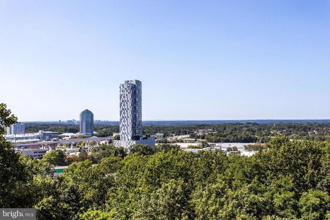 Building Photo - 8370 Greensboro Dr