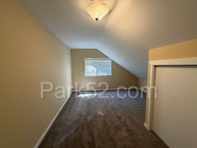 Building Photo - 4 Bedroom 2 Bathroom Single Family Northeast Tacoma Home