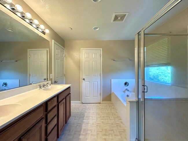 Building Photo - Beautiful 3 Bedroom Tri Level Townhome in ...