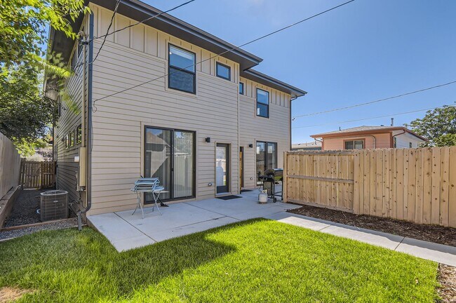 Building Photo - Modern 5 Bedroom Home for Rent!