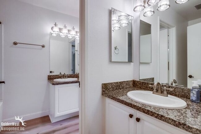 Building Photo - Stylish 2Bdm 1Ba Condo in the Waterbridge ...