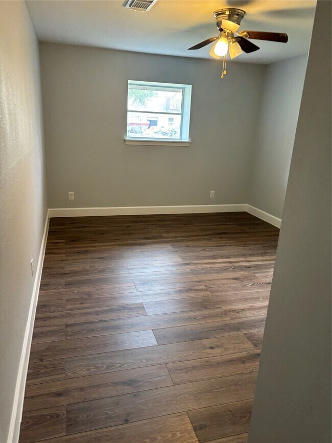 Building Photo - 4115 Tidewater Dr