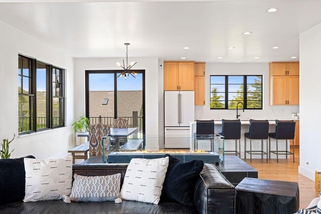 Building Photo - 557 St Andrews Dr