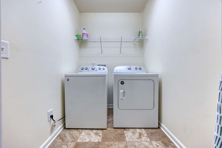 Building Photo - 765 Compass Trl