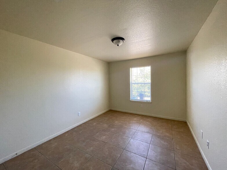 Building Photo - 2609 Vernice Loop