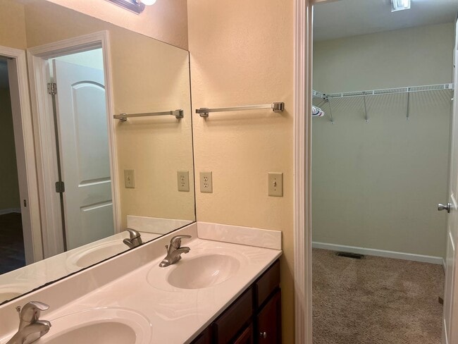 Building Photo - One- level 3bedroom /2bath  living with 2 ...
