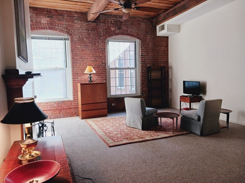 Living Room - 124 College St