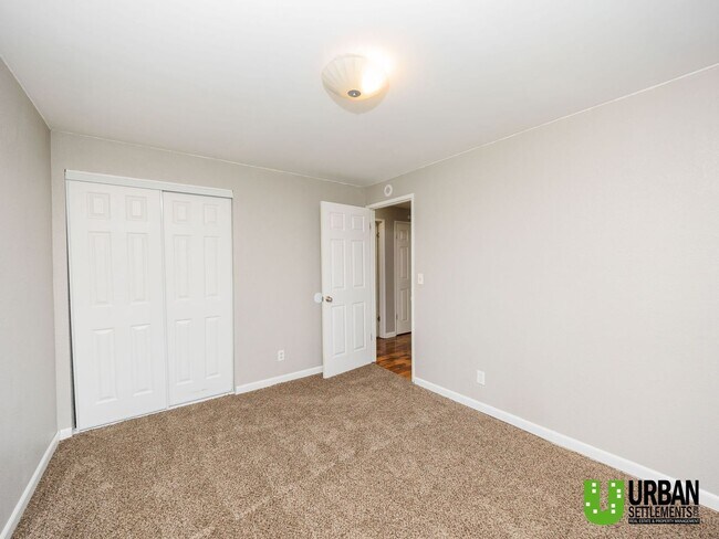 Building Photo - 4 bedroom 2 bath room house for rent in So...