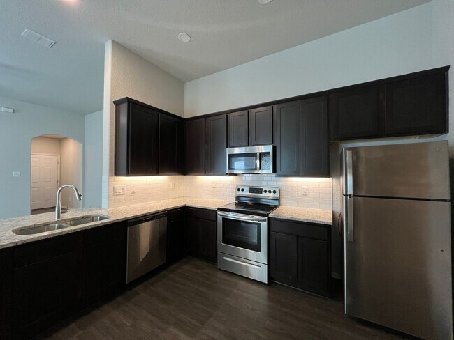 Building Photo - Luxury 3/2 Duplex in Seguin, Texas