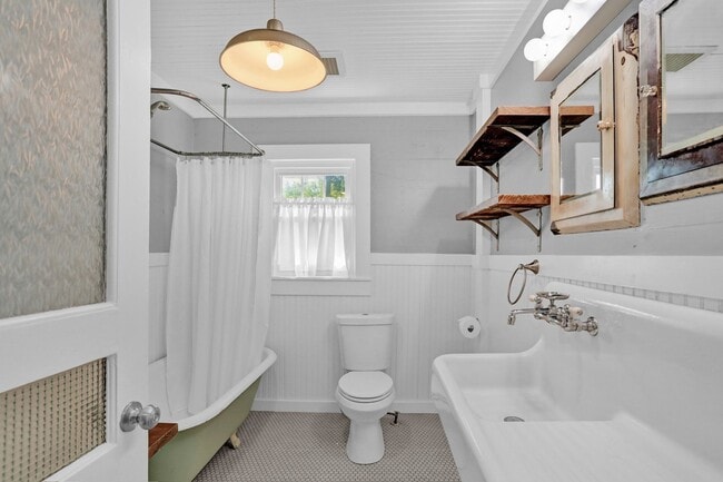 Building Photo - Cutest Cottage available Now in McKinney!