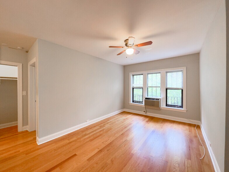 Building Photo - 842 W Wolfram St