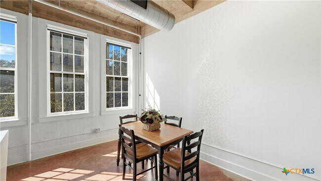 Building Photo - 222 Losoya St