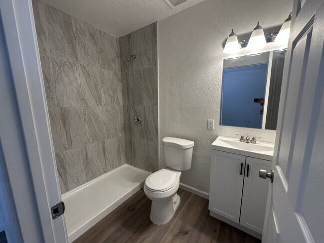 Building Photo - 5431 N Lakeshore Dr