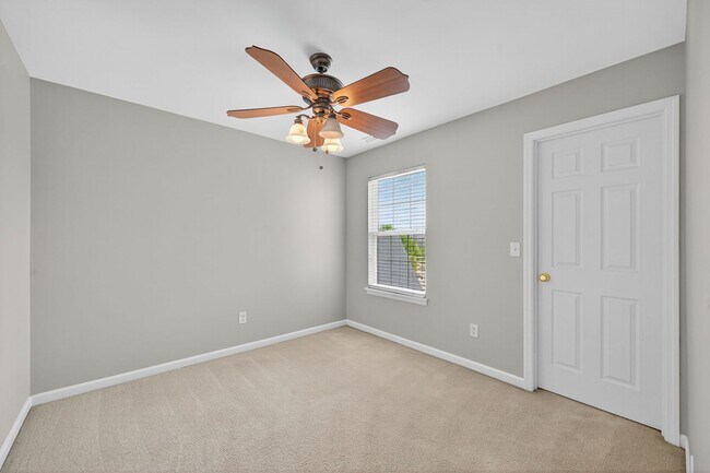 Building Photo - Charming 3-bedroom, 2-bath townhouse